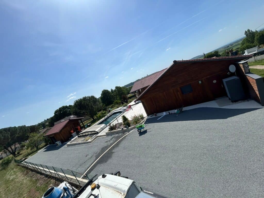 Aménagement de Cour en Gravier et Piscine Extérieure Cour en gravier résine avec chalets bois et piscine sous abri.