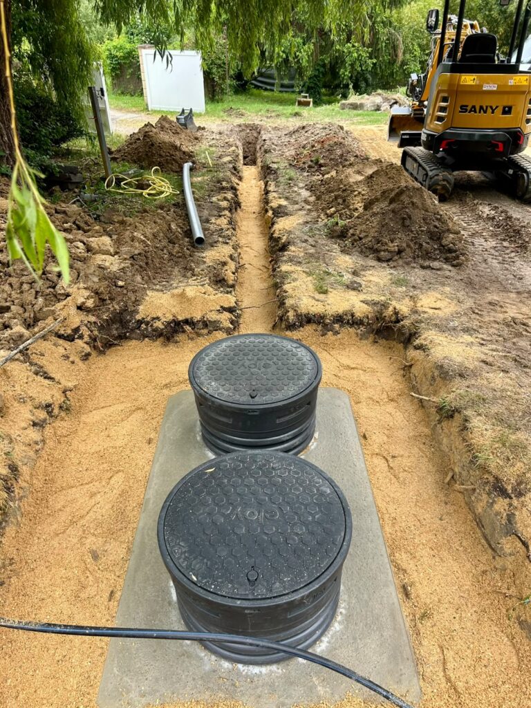 Installation de Fosse Septique Eloy et Tranchée de Drainage Micro-station Eloy avec cuve béton et tranchée de raccordement pour assainissement individuel.